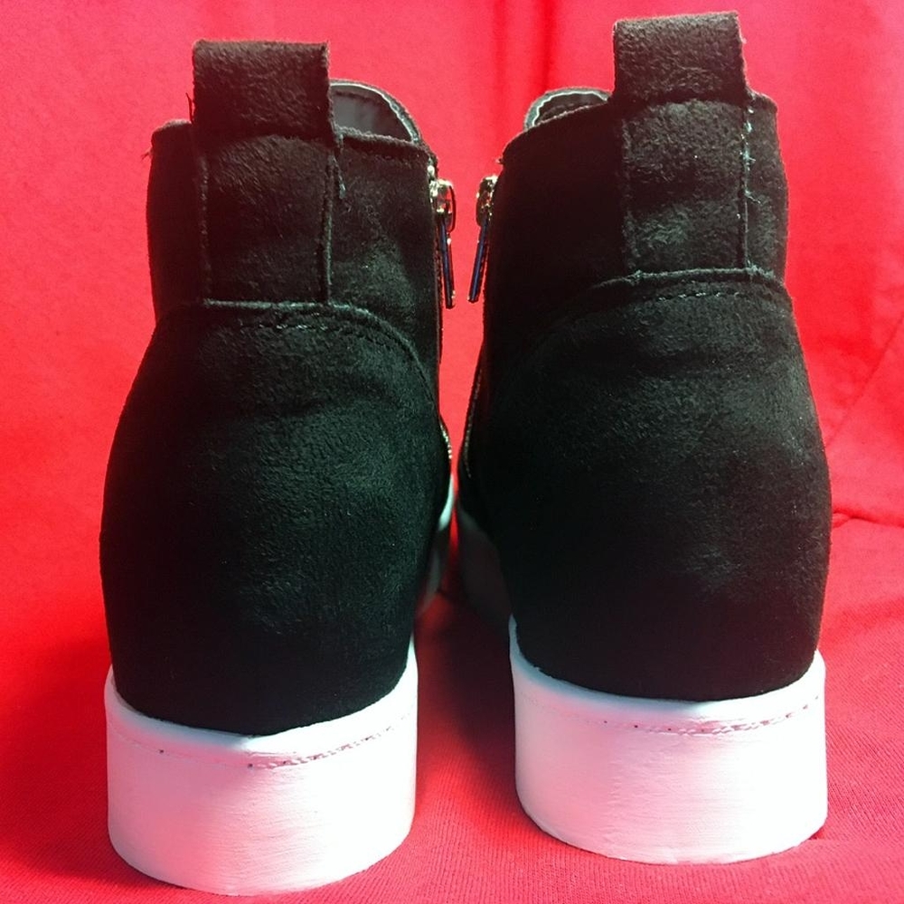 Black Zipper Sneakers with White Bottoms - Picture 4 of 7
